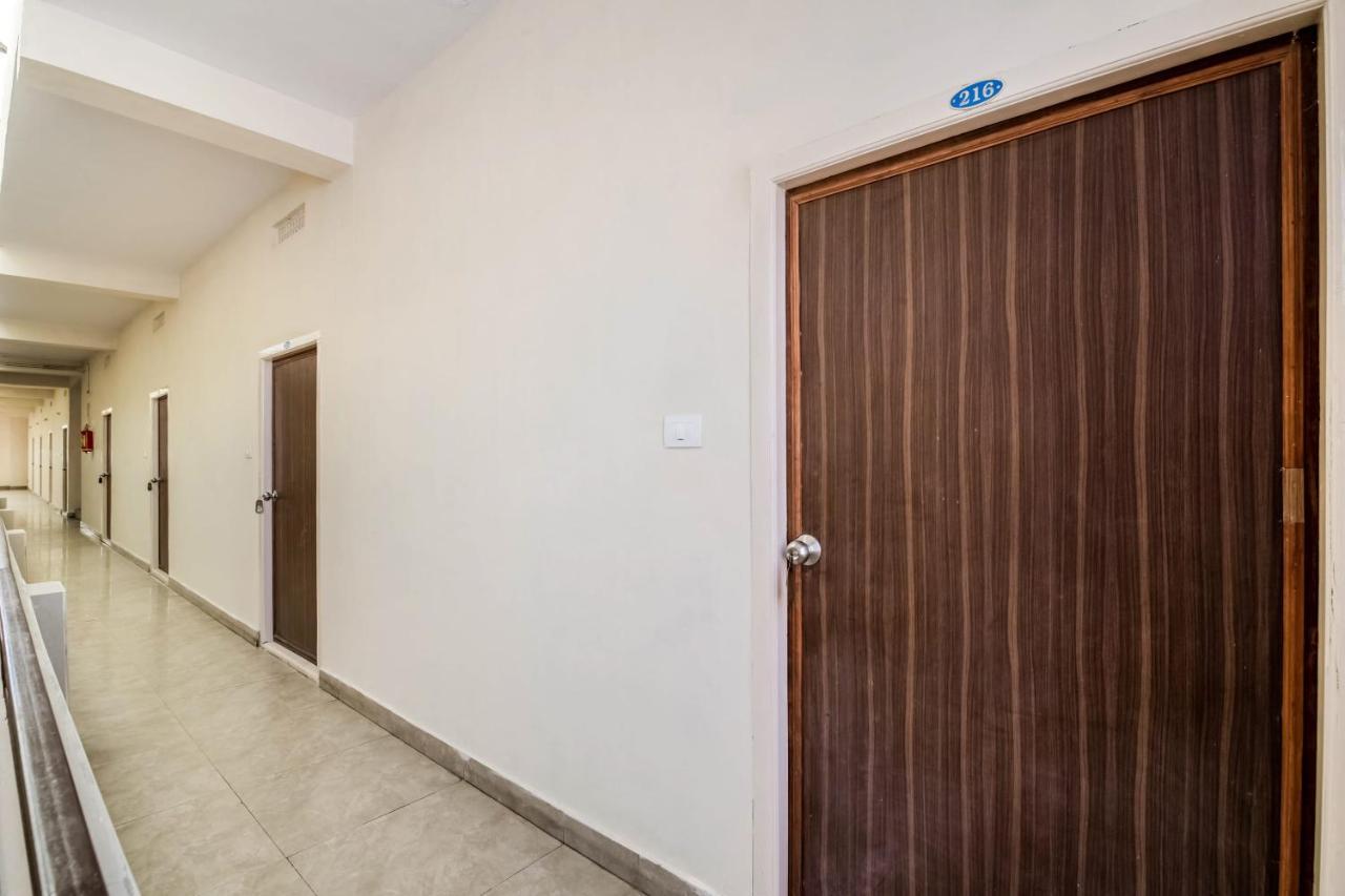 Hotel Super Oyo G P Residency Kākināda Esterno foto