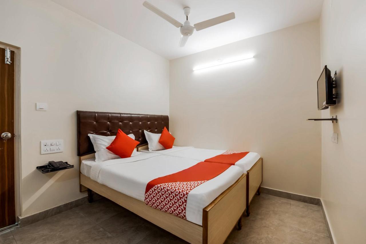 Hotel Super Oyo G P Residency Kākināda Esterno foto