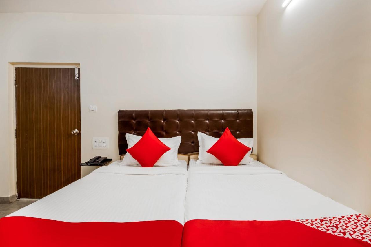 Hotel Super Oyo G P Residency Kākināda Esterno foto