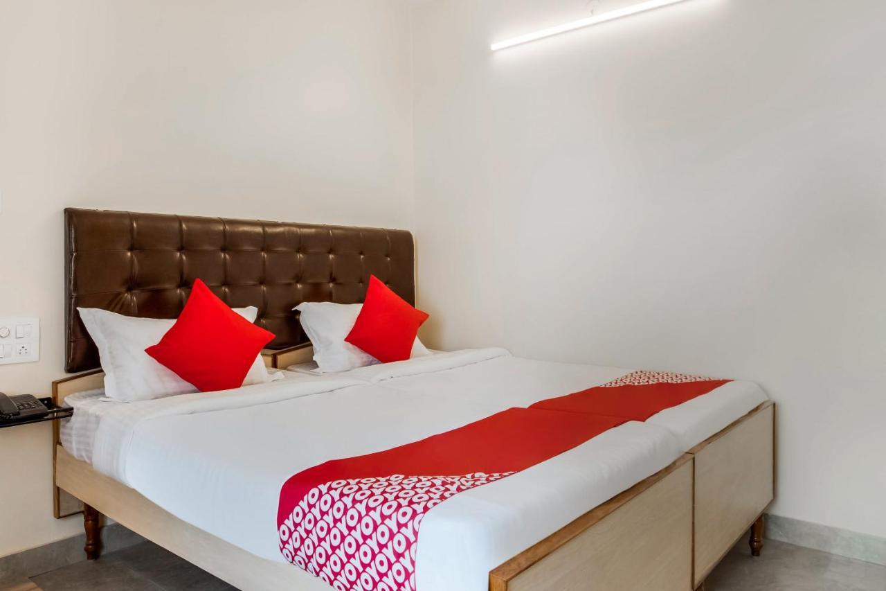 Hotel Super Oyo G P Residency Kākināda Esterno foto