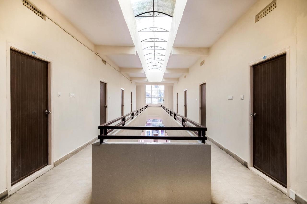 Hotel Super Oyo G P Residency Kākināda Esterno foto