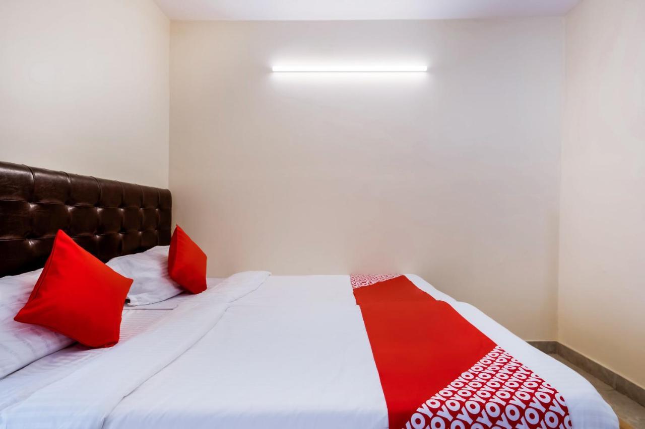 Hotel Super Oyo G P Residency Kākināda Esterno foto