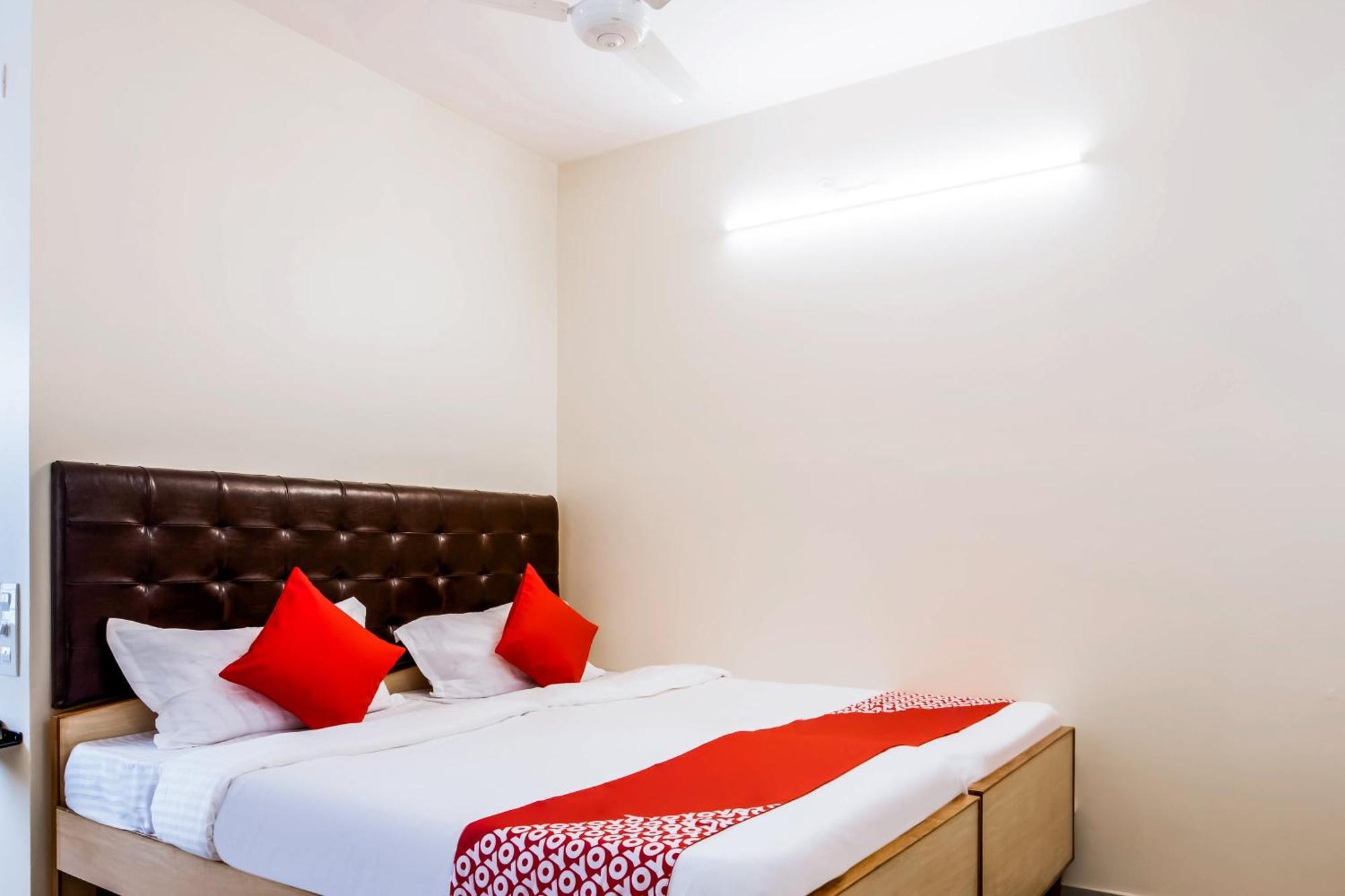Hotel Super Oyo G P Residency Kākināda Esterno foto
