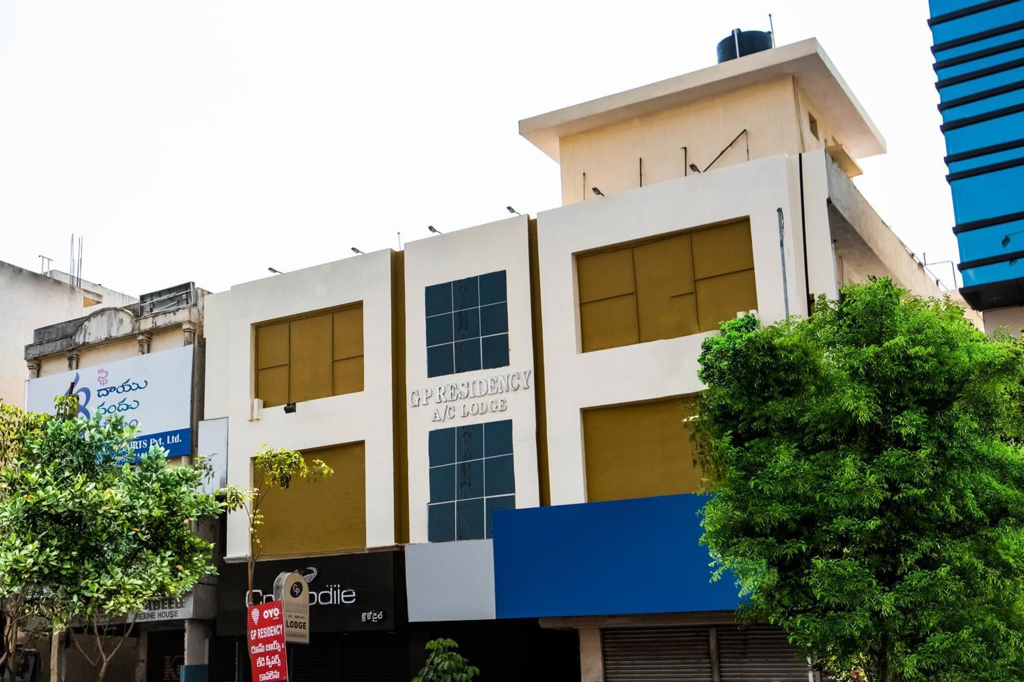 Hotel Super Oyo G P Residency Kākināda Esterno foto