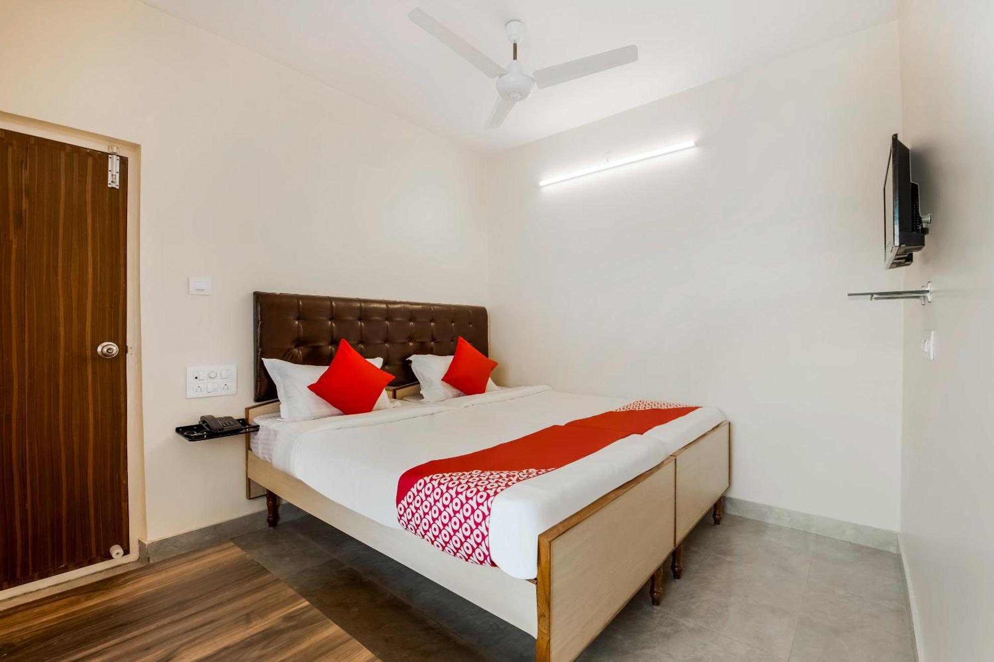 Hotel Super Oyo G P Residency Kākināda Esterno foto
